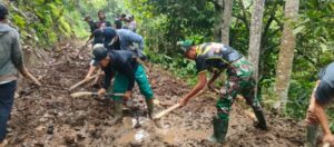 DI BABAKAN LOA TMMD KE_114 KODIM 0421/ LS. BERSAMA MASYARAKAT TETAP ANTUSIAS BERGOTONG ROYONG 