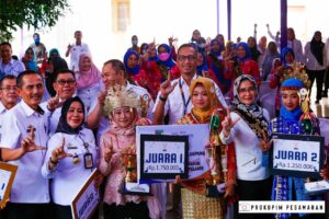 NANDA INDIRA DENDI SERAHKAN PIALA JUARA LOMBA PIDATO BAHASA LAMPUNG