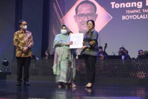 Serahkan Achmad Bakrie Award, Puan Apresiasi Dedikasi Dokter Tanggulangi Covid-19