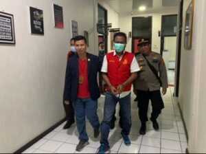 Tersandung Kasus Korupsi, ALB Kenakan Baju Tahan dan Tangan Terborgol