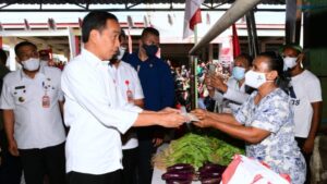 Presiden Jokowi bersama Ibu Iriana Kunjungi Pasar Langgur