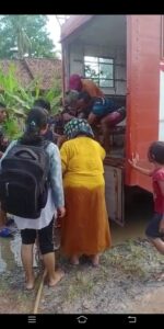 Gerak Cepat, Tim TRC Lampung Selatan Evakuasi Korban Banjir Ke Lokasi Lebih Aman