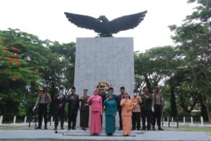 Peringati Hari Pahlawan, Bupati Lamsel dan Jajaran Forkopimda Ziarah dan Tabur Bunga ke Taman Makam Pahlawan
