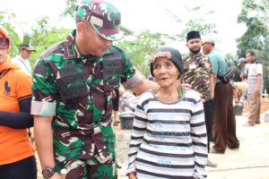 Bu Bunek Terharu Dandim 0421/LS,  Letakkan Batu Pertama Bedah Rumahnya  Di Desa Bandar Dalam
