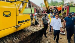 Presiden Pastikan Alat Berat Siap Dimobilisasi untuk Evakuasi Korban Gempa Cianjur 