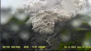 Irupsi Gunung Semeru Tidak Berdampak Tsunami