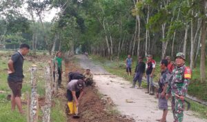 Ditengah Masyarakat Purwodadi Dalam,  Sertu Yulianto  Bergotong Royong Bersama Warga.