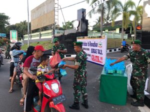 Kodim 0421/Ls Bagikan Takjil Gratis Kepada Warga Pengguna Jalan