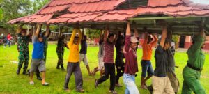 Danramil Tabin Laksanakan Perintah Dandim 0421/Ls Bantu Warga Terdampak Bencana Alam Angin Puting Beliung Di Tanjung Sari 
