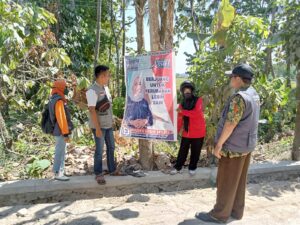 Panwaslucam Merbau Mataram Mendampingi Sat Pol PP Menertibkan APS