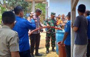Koramil 421-09/Tjb Bersama Kapolsek  Dampingi Camat Tabin Salurkan Bantuan Air Bersih Pada Warga  Desa Budi Lestari 