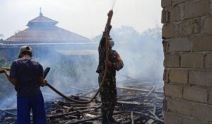 Gerak Cepat, Babinsa Kodim 0421/Ls Bantu Padamkan Kebakaran Rumah Warga