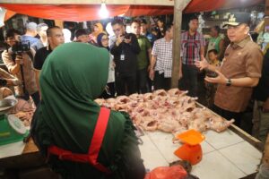 Turun Langsung Ke Pasar, Pj Gubernur Sumsel Agus Fatoni Minta Bupati/Walikota Gelar Pasar Murah