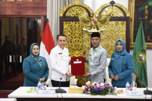 Pj Gubernur Agus Fatoni Serahkan Surat Tugas Plt Bupati OKI kepada Dja’far Shodiq 