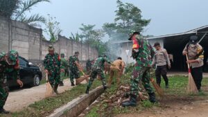 Berkomitmen Dalam Tugas, Koramil 421-09/Tjb. Berbaur Bersama Masyarakat Gotong Royong Bersihkan Pasar  Tradisional  Karang Anyar