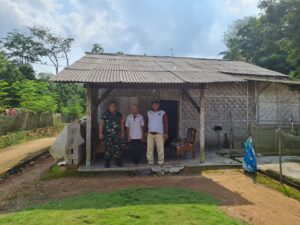 Peringati Hari Juang TNI AD, Dandim 0421/LS Serahkan Rumah untuk Kakek Ali