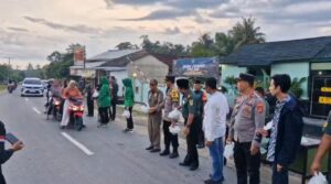 Keluarga besar Koramil 421-09/Tjb Di Bulan Ramadhan Bersama Uspika Tabin Berbagi Takjil Kepada Masyarakat