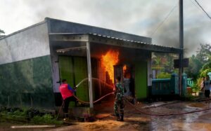 Gerak Cepat Anggota Makoramil Tanjung Bintang, Warung Warga Yang Terbakar Terselamatkan