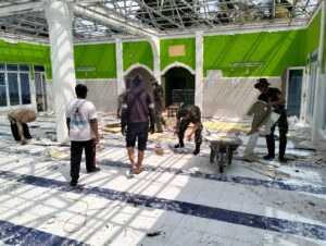 Satgas TMMD Ke_120 Kodim 0421/Ls. Koramil 421-09/TB Bersama Warga Rehab Masjid Baiturrahman Budi Lestari