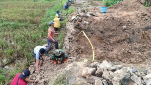 Satgas TMMD ke 120 Kodim 0421/Lampung Selatan dalam Pengerjaan Gorong-Gorong Di Dusun Sraten