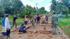 Rangka Besi Cor Jembatan Di Desa Budi Lestari Mulai Dipasang