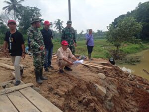 Kegiatan Terus Berlanjut Demangat Satgas TMMD 120 Kodim 0421/Lampung Selatan dan Warga Percepat Pembangunan Bronjong di Desa Budi lestari.