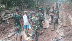 Satgas TMMD Tetap Semangat Cuaca Exstrim Hujan Dan Panas  Diterjang Guna Selesaikan  Pembangunan Jalan di Desa Budi lestari