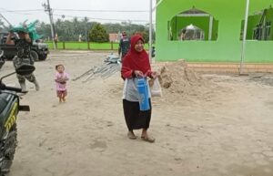Ibu-ibu Di Lokasi TMMD Desa Budi Lestari Silih Berganti Antarkan Makanan Untuk Gotong Royong Pengerjaan Rehab  Masjid Baiturrohman