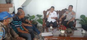 Satpol PP Lampung Tengah Menertibkan Toko Modern Yang Melanggar Peraturan Daerah