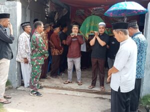 Satgas TMMD Takziah ke Rumah Warga Yang Meninggal Dunia.