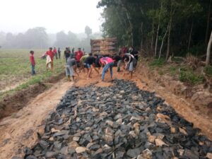 Antusias Warga dan Satgas TMMD ke-120 Kodim 0421/Lampung Selatan dalam meratakan Pasir dalam Pembuatan Jalan Onderlagh