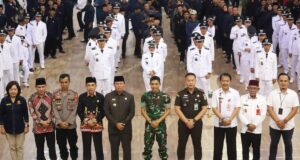 PJ Bupati Kabupaten Lampung Barat Drs. Nukman M.M Kukuhkan Serta Menyerahkan SK Perpanjangan Masa Jabatan 71 Peratin Dan 830 LHP