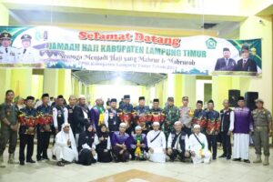 Wakil Bupati Lamtim Azwar Hadi Menyambut Kedatangan Jamaah Haji Kloter 30