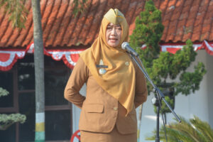 Staf Ahli Bupati Bidang Kemasyarakatan dan Sumberdaya Manusia Dr. Candra Puasati, S.Pd., M.Pd. Pimpin Apel Mingguan Bulan Juni 2024