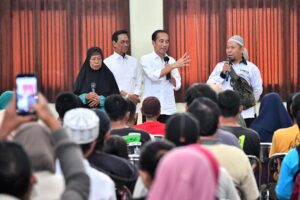 Presiden Jokowi Menyerahkan Bantuan Cadangan Pangan Beras Premium dan Terbaik
