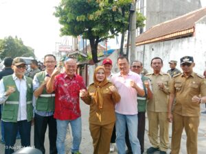 Walikota Bandar Lampung Hj Eva Dwiana Bagikan 5000 Bendera Merah Putih Kepada Masyarakat Secara Gratis