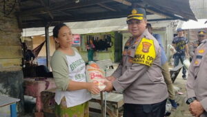 Polresta Bandar Lampung Salurkan Bansos ke Nelayan dan Warga Pesisir