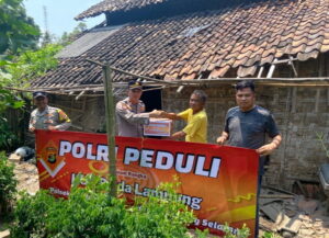 Polsek Candipuro Melaksanakan Kegiatan Baksos Dengan Memberikan Bantuan Sembako Kepada Warga Kurang Mampu