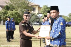 Kejari Tubaba Beri Penghargaan : Korupsi Musuh Bersama