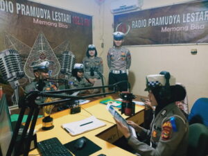 Polres Lampung Timur Sosialisasi Keselamatan Berlalu Lintas Melalui Siaran Radio