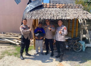 Kanit Binkamsa Polres Tulang Bawang Barat Melaksanakan Kegiatan Bantuan Sosial Nusantara Cooling System