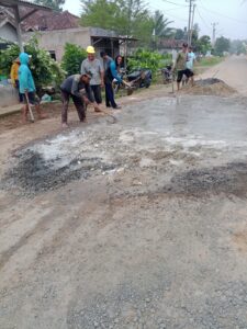 Warga Desa Karang Anom Kecamatan Waway Karya Mengadakan Gotong Royong