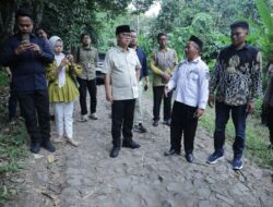 Mendes PDT Yandri Susanto Mengaku Kaget dan Miris Melihat Parahnya Jalan Menuju Desa Cikedung