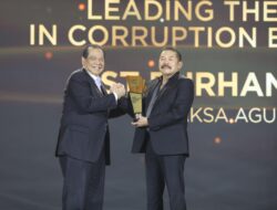 Jaksa Agung ST Burhanuddin Terima Penghargaan dari CNBC Indonesia