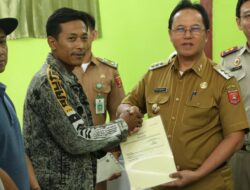 Pj. Bupati Lampung Barat Menyerahkan Sertipikat Hak Atas Tanah Program Strategis Nasional PTSL