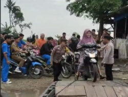 Polsek Way Bungur Bantu Siswa Menyeberangi Sungai ke Sekolah