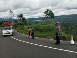 Polsek Sumber Jaya Pengecekan dan Gatur Lalin di Jalan Amblas