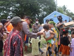 Bansos : Polwan Lamsel Berbagi Keceriaan dengan Anak-Anak di Pengungsian Banjir