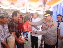 Zulkifli Hasan Didampingi Kapolres Lampung Selatan Salurkan Bantuan untuk Korban Banjir