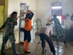 Aparat Kepolisian, TNI, dan BPBD, Bersama Warga Bersihkan Rumah-Rumah Terdampak Banjir di Pringsewu